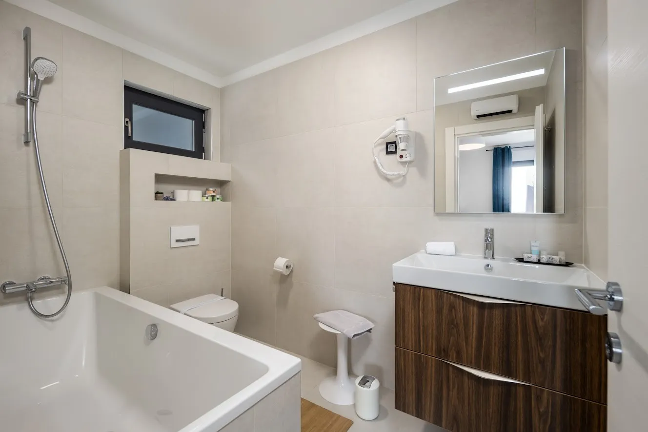 opremljena i uređena kuća s bazenom i okućnicom, 163m2 - slika 9