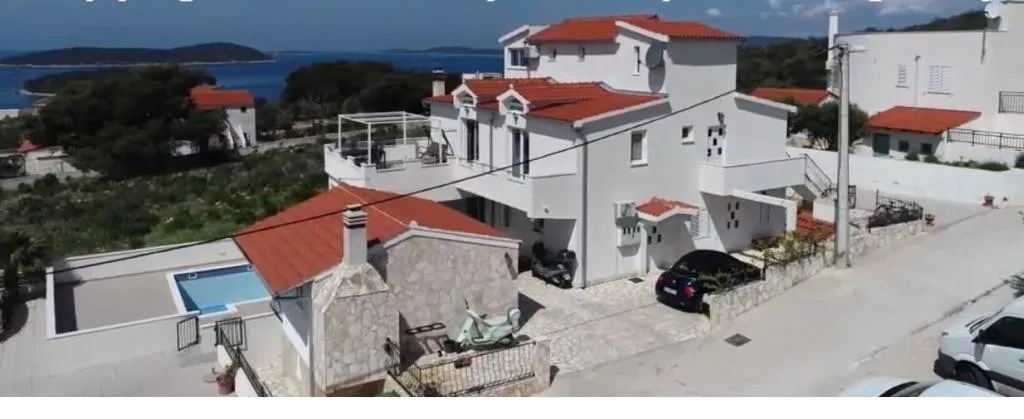 *sniženo* prekrasna kuća s apartmanima, maslinica, šolta - slika 7