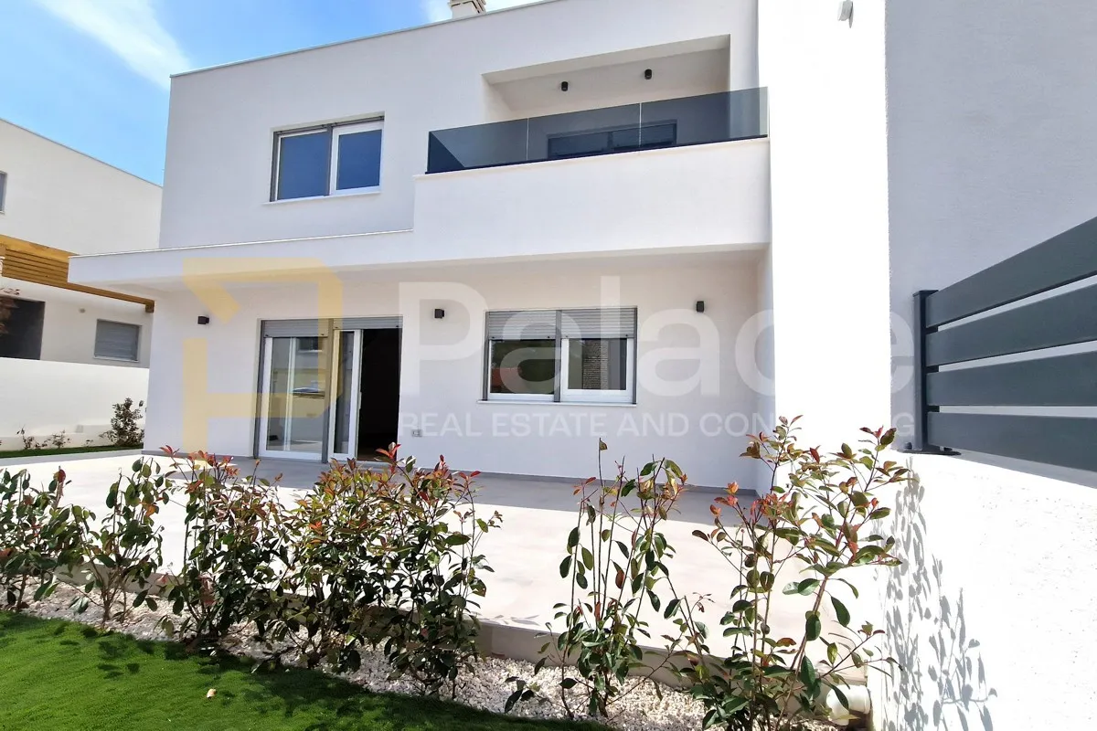 nova dvojna kuća s 3 spavaće sobe i velikim dvorištem, vodice 162 m2 - slika 2