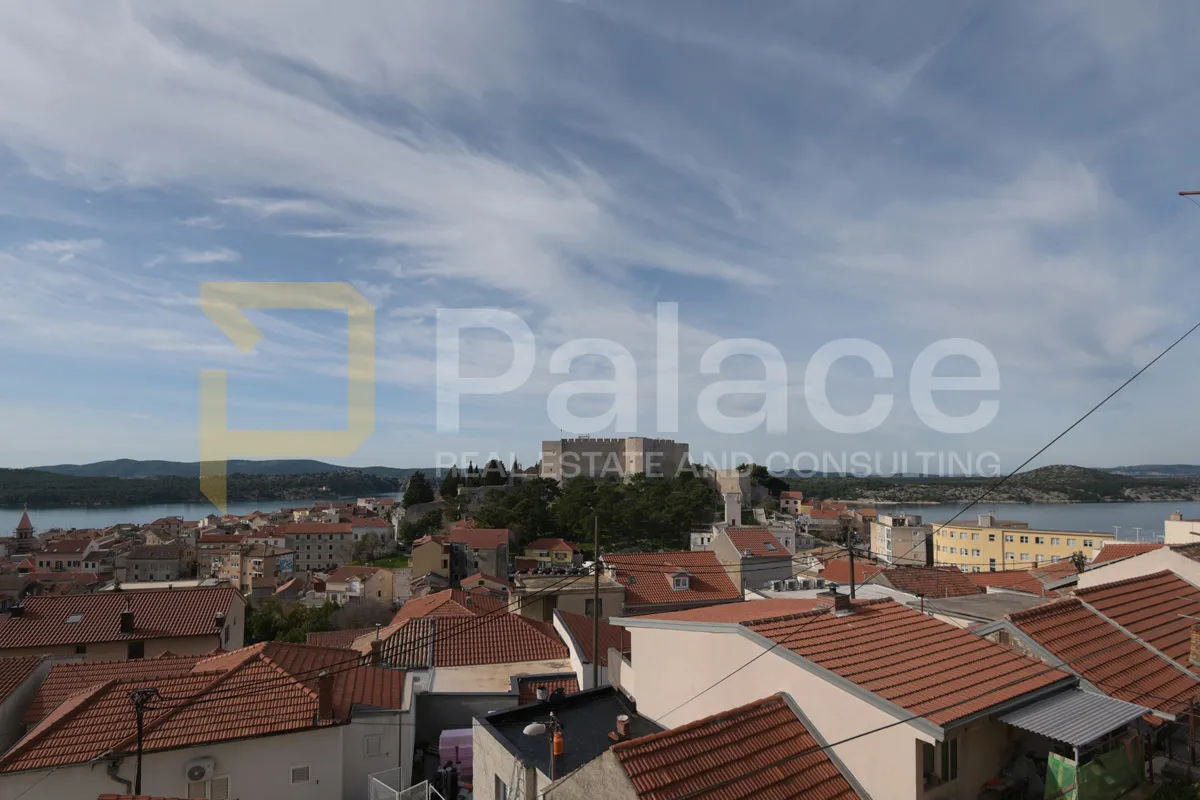 prostran stan u kući s predivnim pogledom - slika 18
