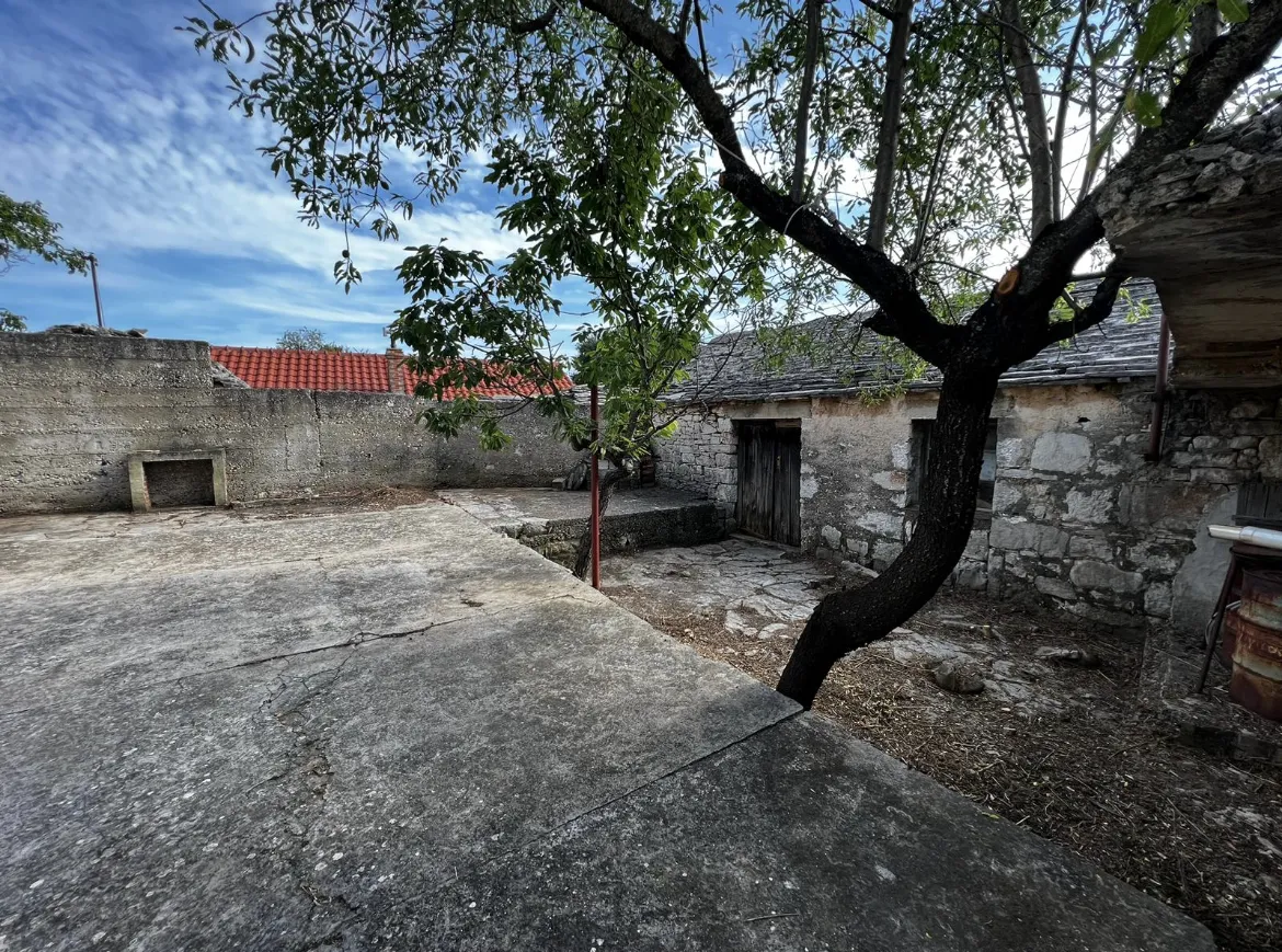 imanje s velikim potencijalom, vadalj, 216 m2 + 1270 m2 zemljišta - slika 6