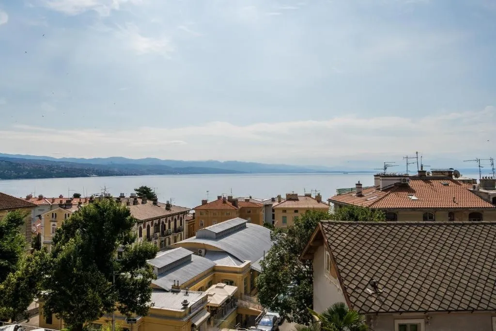 opatija centar, 5 apartmana 200m2, ekskluzivna investicijska prilika - slika 2