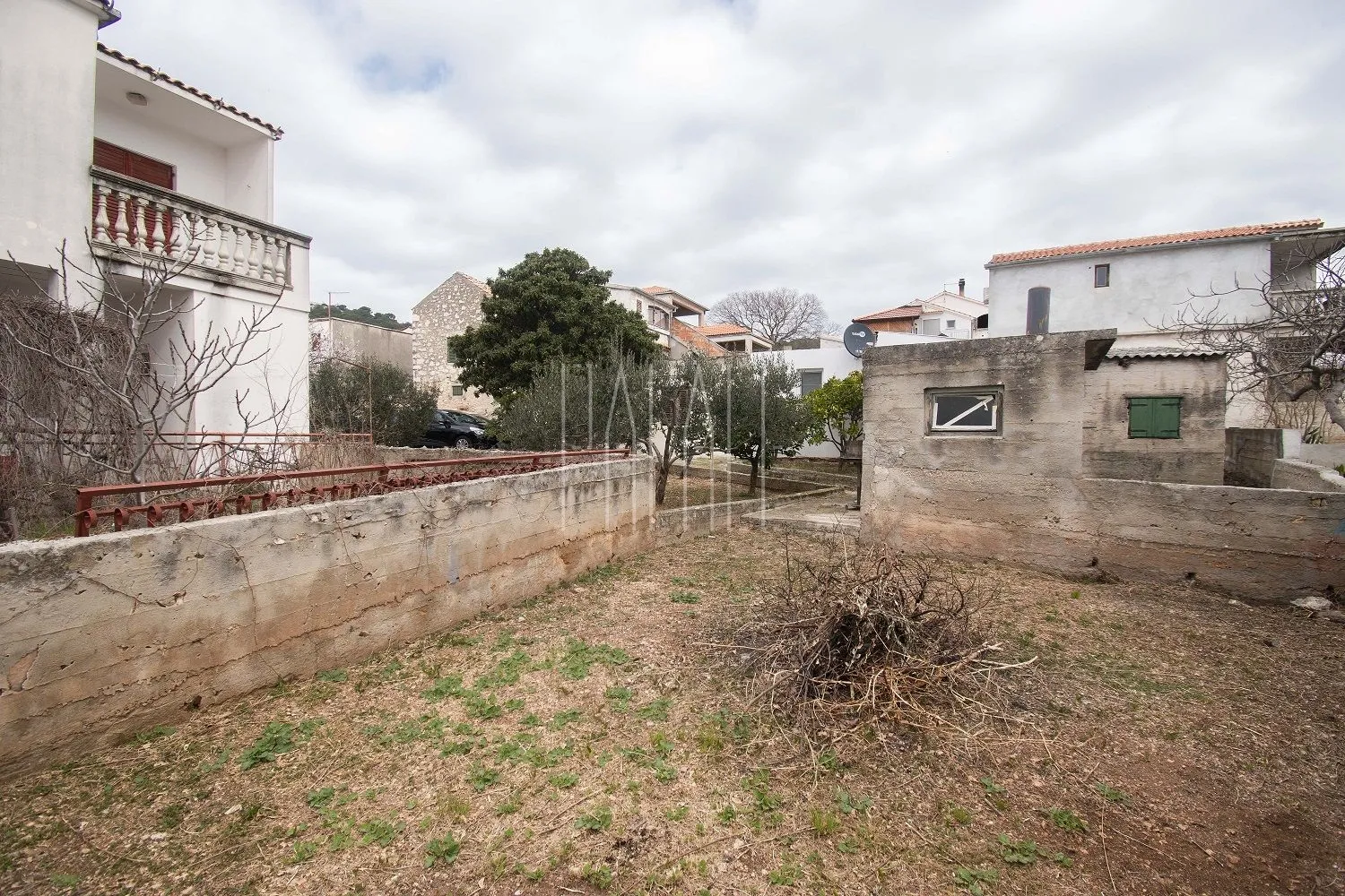 građevinski teren s priključcima i 3 legalna objekta, jezera, 528 m2 - slika 20