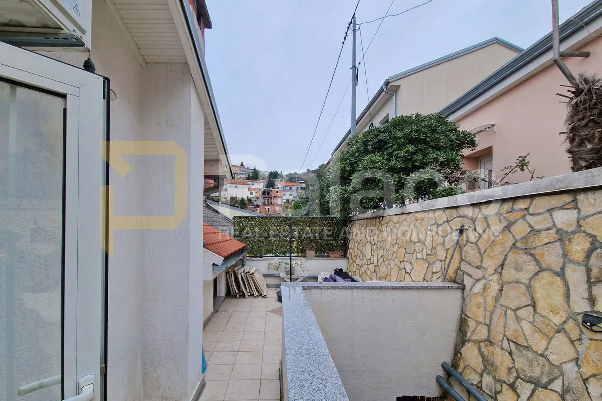 najam za radnike! kuća s dvije stambene jedinice, škurinje - slika 8