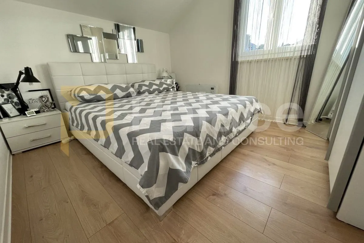 novouređen stan u supetru – 2 sobe, balkon, parking, pogled na more - slika 9
