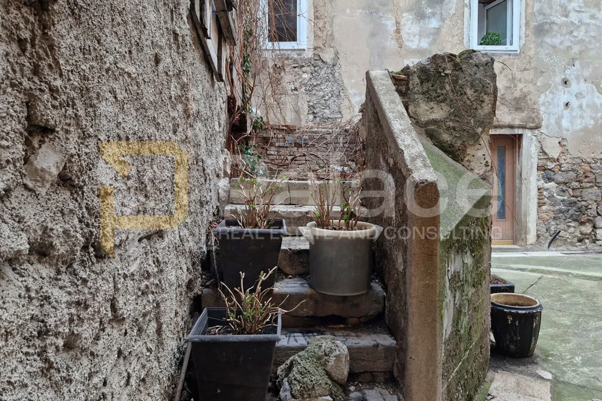kamena zgrada 450 m² u centru senja, 100 m od mora - slika 10