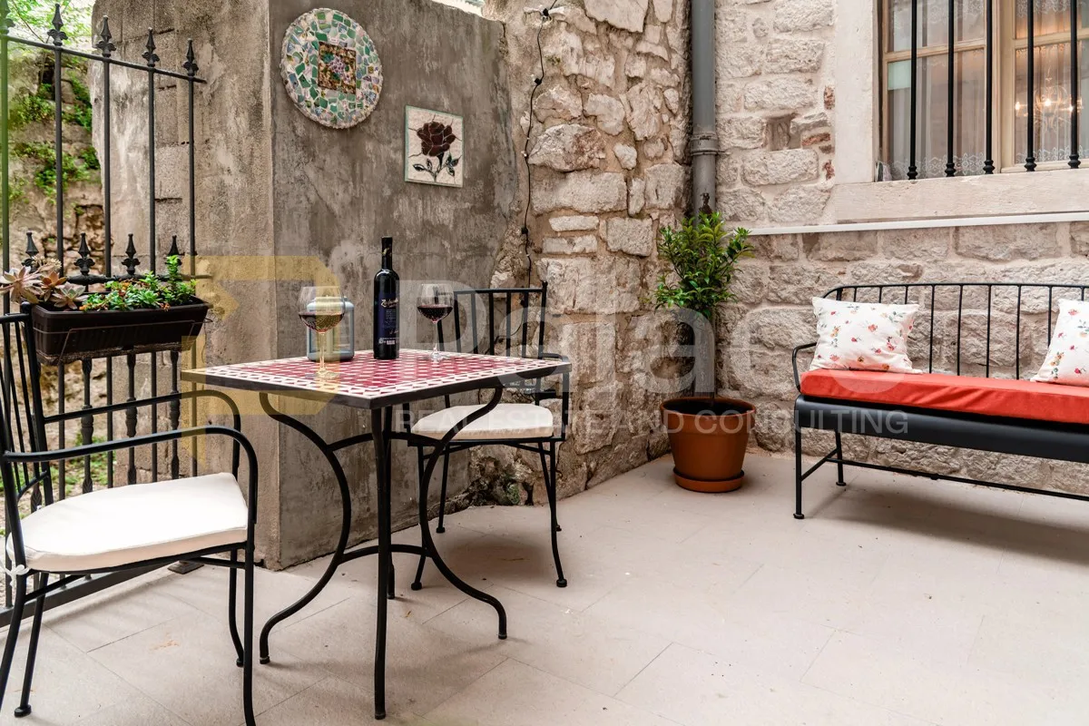 šibenik : dva studio apartmana u samom centru grada u kamenoj kući - slika 29