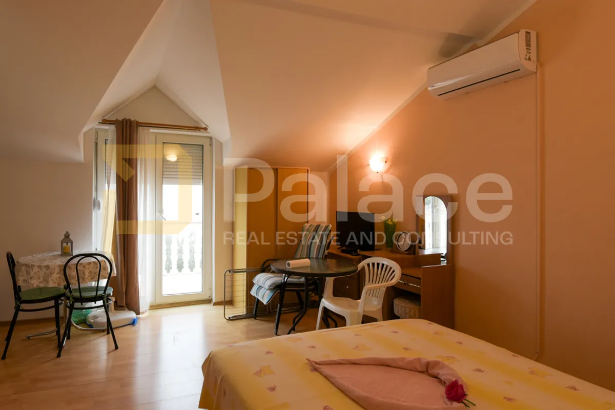 održavana kuća s apartmanima i dvorištem 500 m od mora, vodice 280 m2 - slika 18