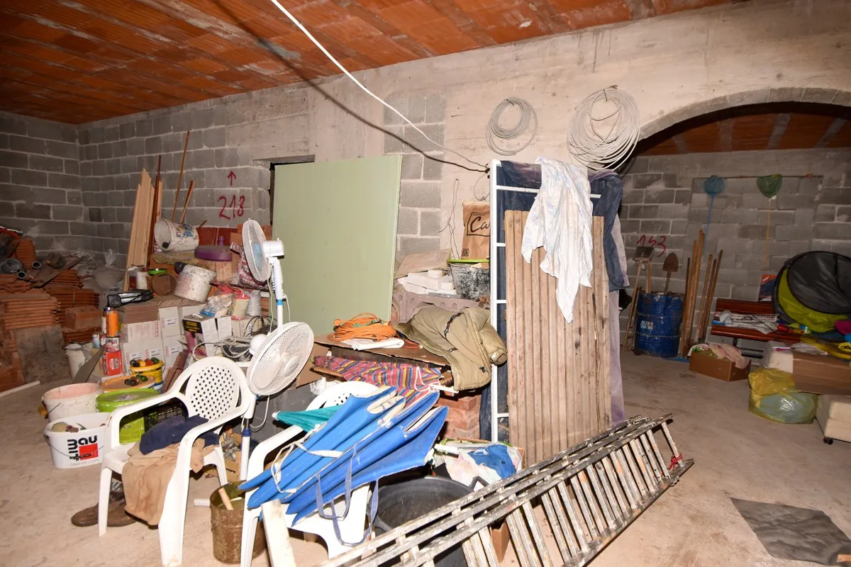 veliko imanje s kućom prizemnicom, nedaleko mora, murter-jezera 360 m2 - slika 10