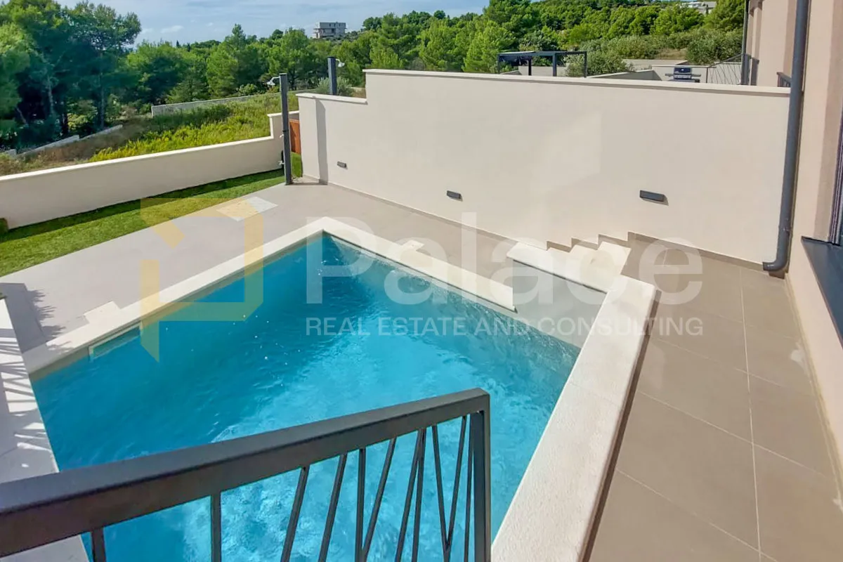 luksuzan dvoetažni stan u dvojnom objektu s bazenom 240m2 - slika 3