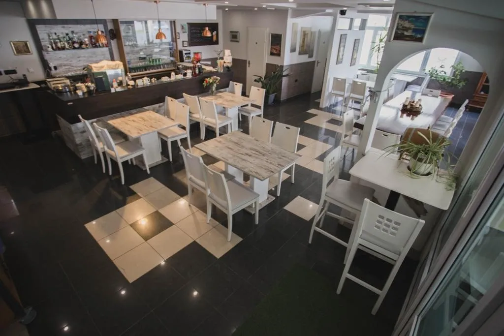 prodaje se hotel s restoranom u vukovaru - slika 2