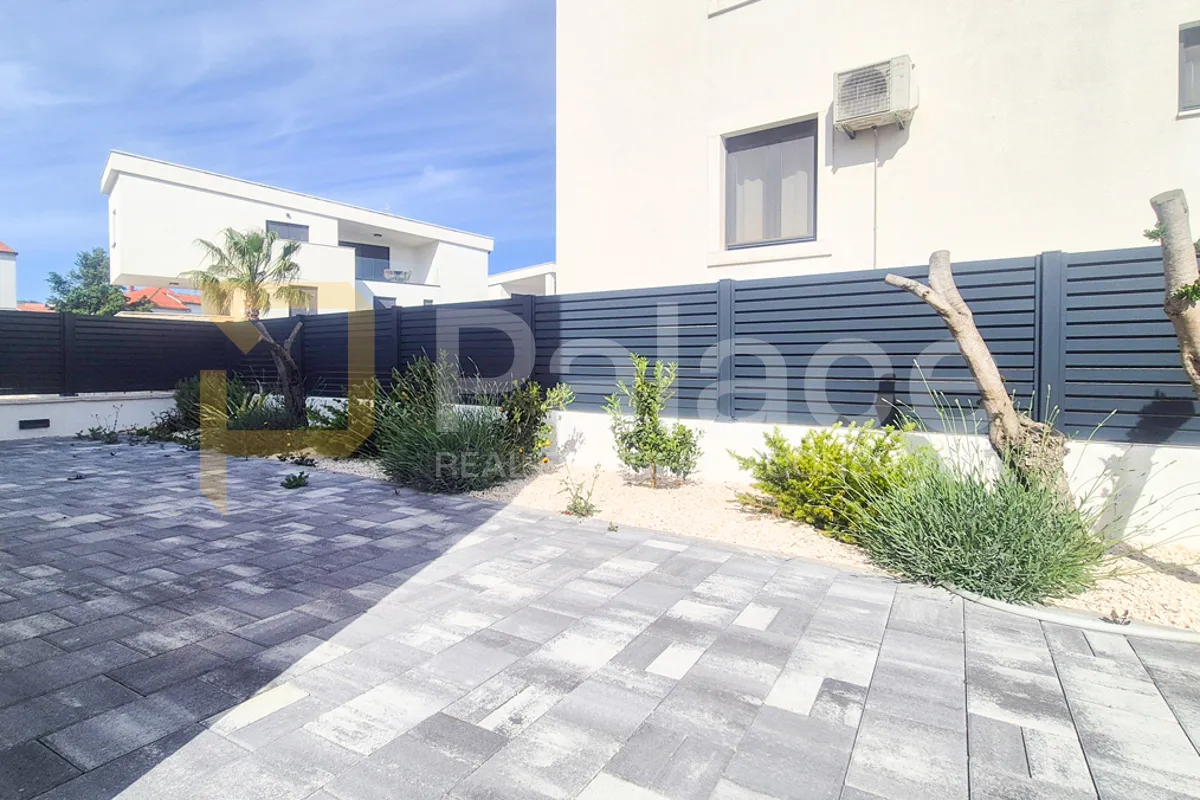apartman s vrtom, parkingom i pogledom, nova zgrada, murter 78 m2 - slika 3