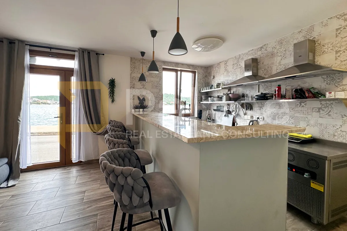 novouređen jednosoban stan prvi red do mora, 49 m2 - tisno - slika 15