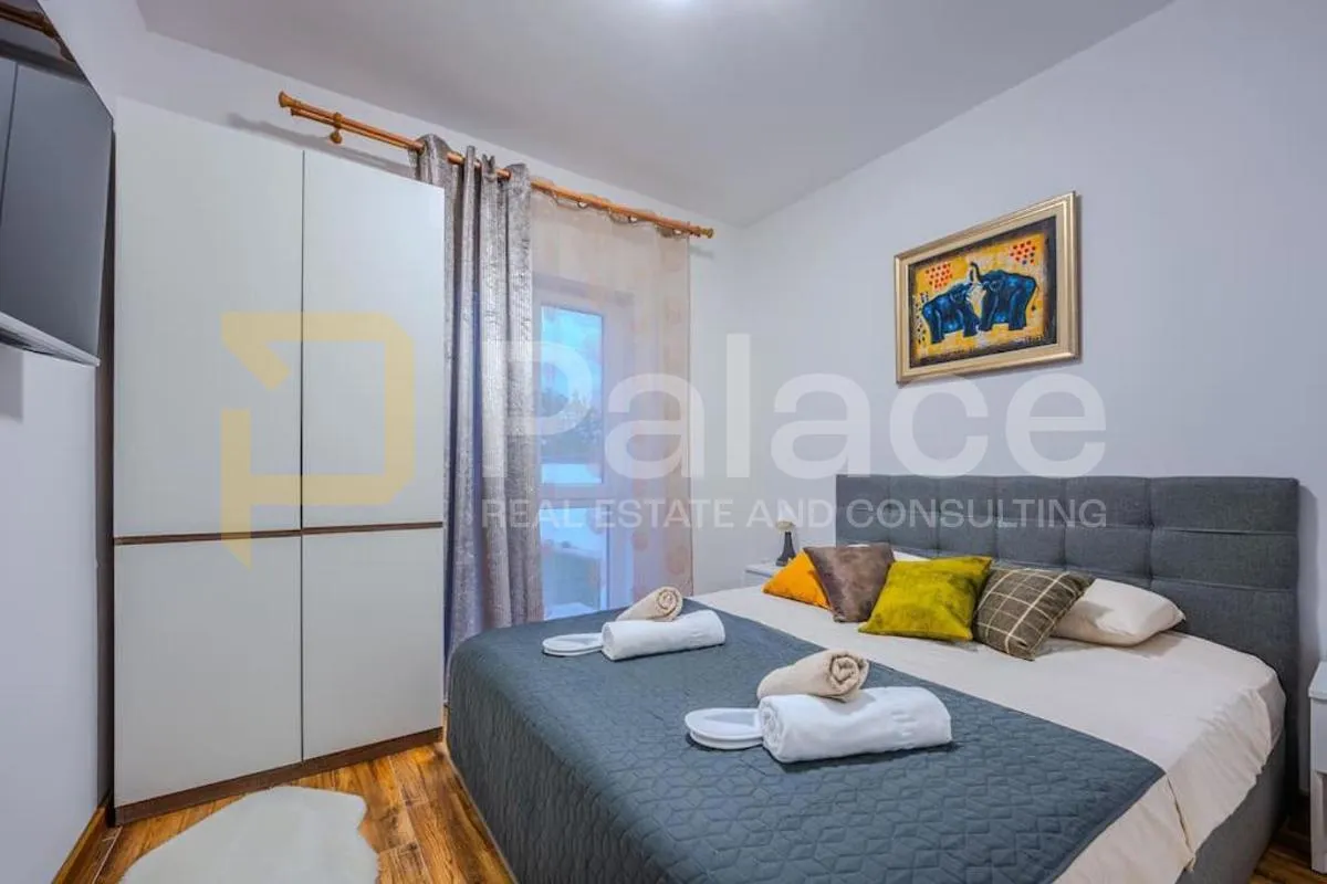 villa sa bazenom - centar sukošana - slika 13