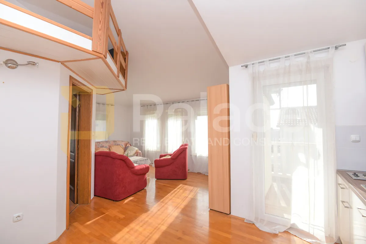 prekrasna kuća s 3 stana, pogledom i velikom okućnicom, vodice 370 m2 - slika 12