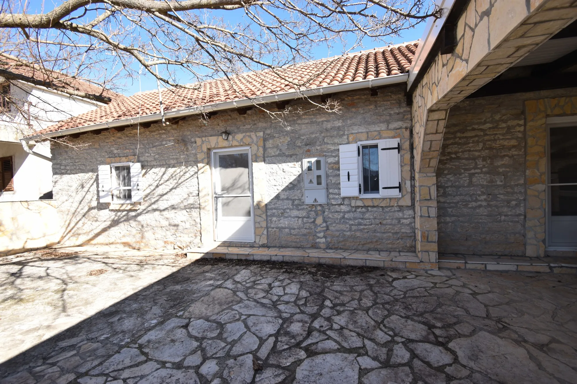 uređena kamena prizemnica s velikom okućnicom, skradin-vaćani - slika 2