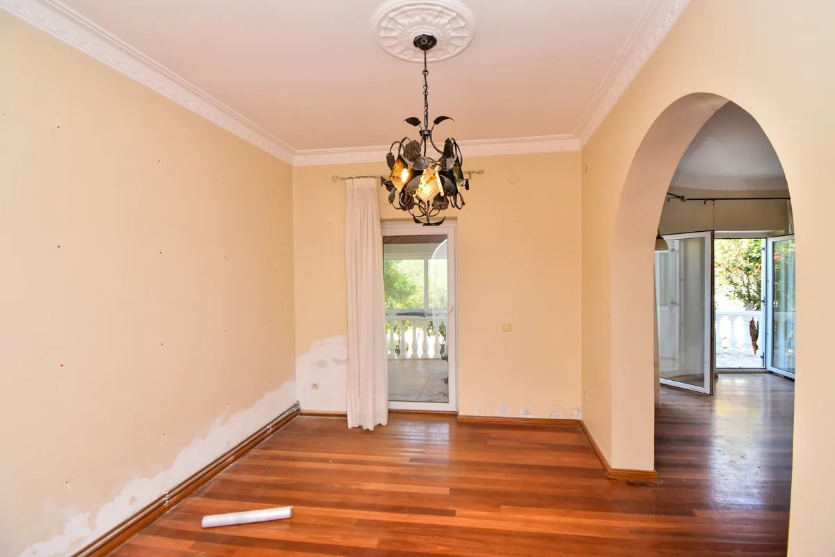 top lokacija: kuća blizu mora s 5 apartmana i dvorištem, srima 320 m2 - slika 4
