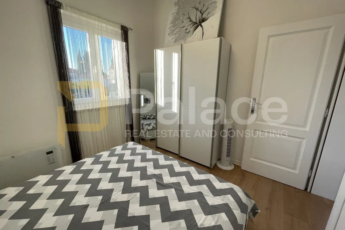 novouređen stan u supetru – 2 sobe, balkon, parking, pogled na more - slika 10