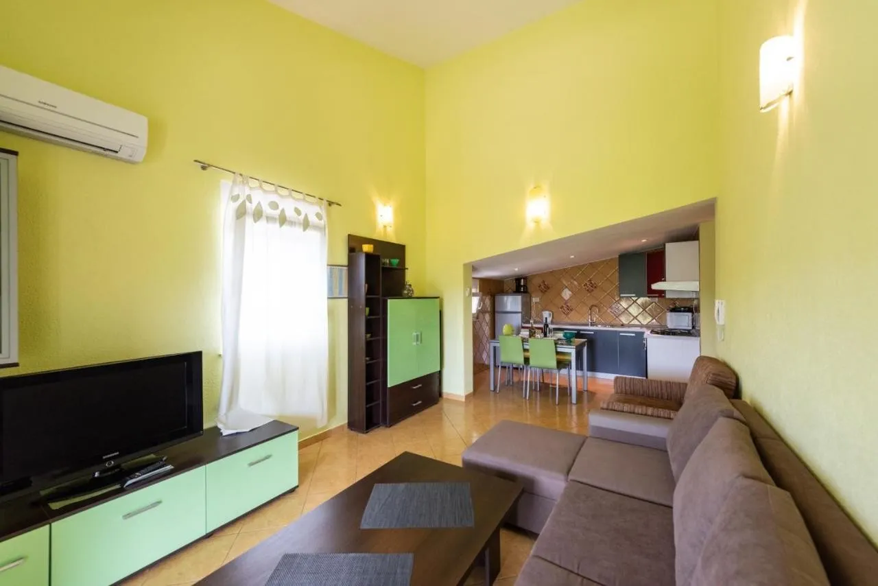 predivna vila s apartmanima i s bazenom, vinišće - slika 13