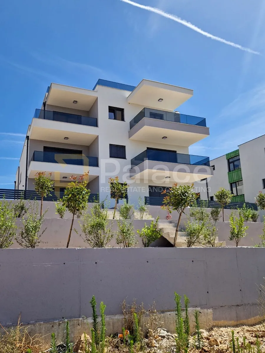 luksuzan penthouse s krovnom terasom i garažom - slika 14