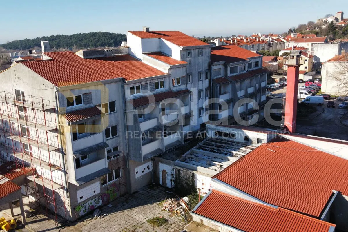 jedinstvena prilika: hotel za renovaciju u centru benkovca - slika 10