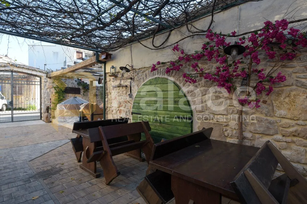 pirovac, centar: restoran s uhodanim poslovanjem i kuća, prvi red do mora - slika 13