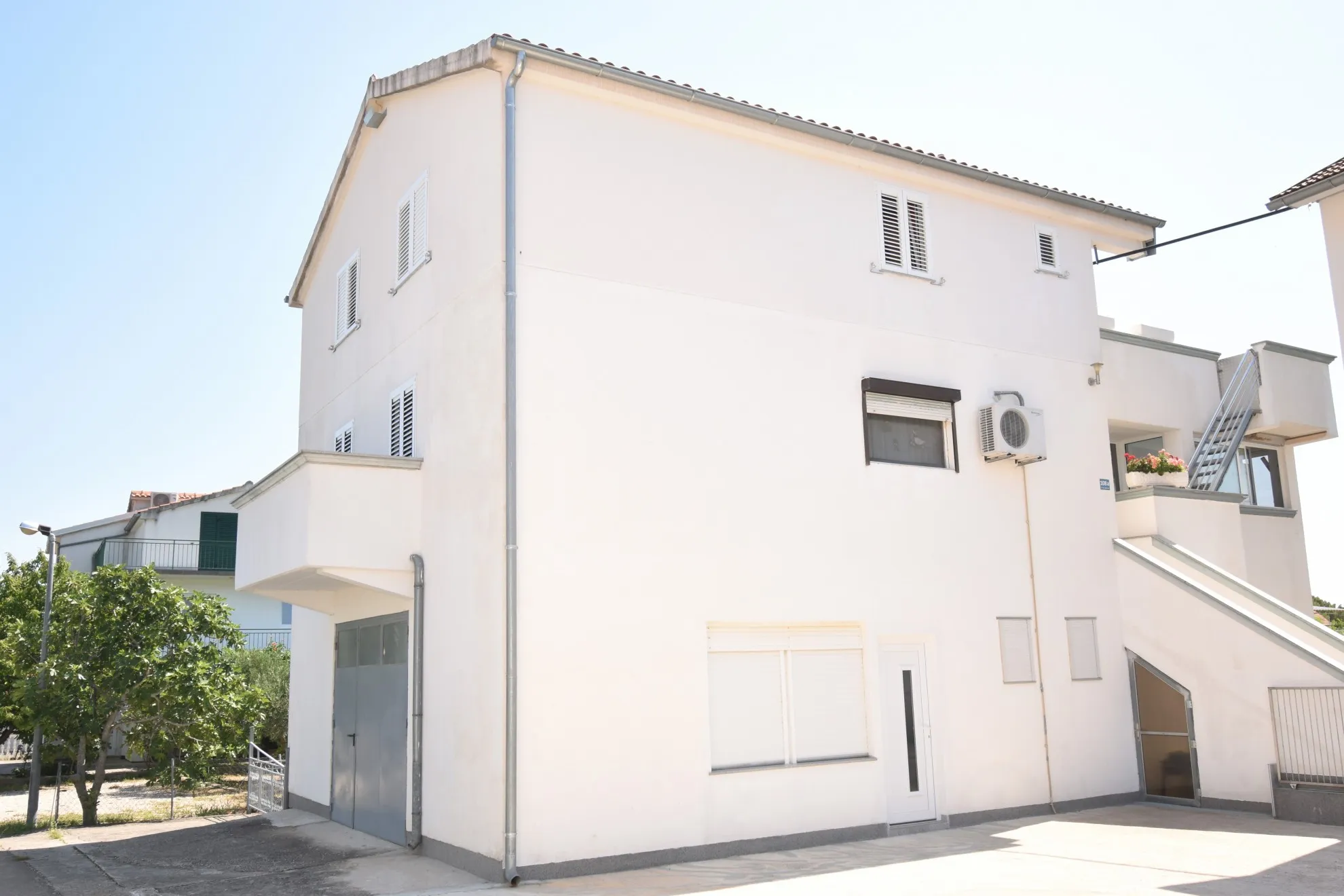 Uređena kuća blizu mora s 2 stana i garažom, Raslina 309 m2 - Raslina, Šibenik