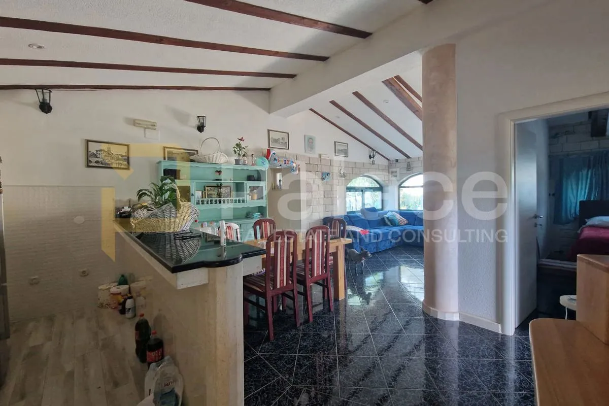 seget vranjica, prekrasna apartmanska kuća - slika 12