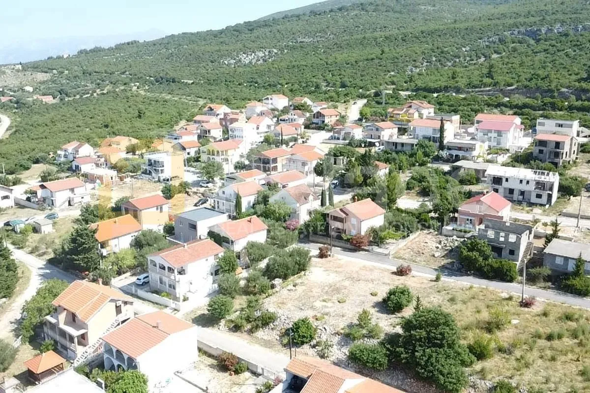 kuća 221 m² na dvije etaže + vrt 154 m² + stan 14 m² - slika 21