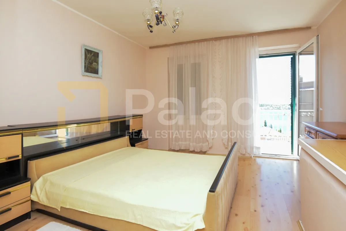 dvosoban stan u gradu sa predivnim pogledom na šibenski kanal, 63 m2 - slika 15