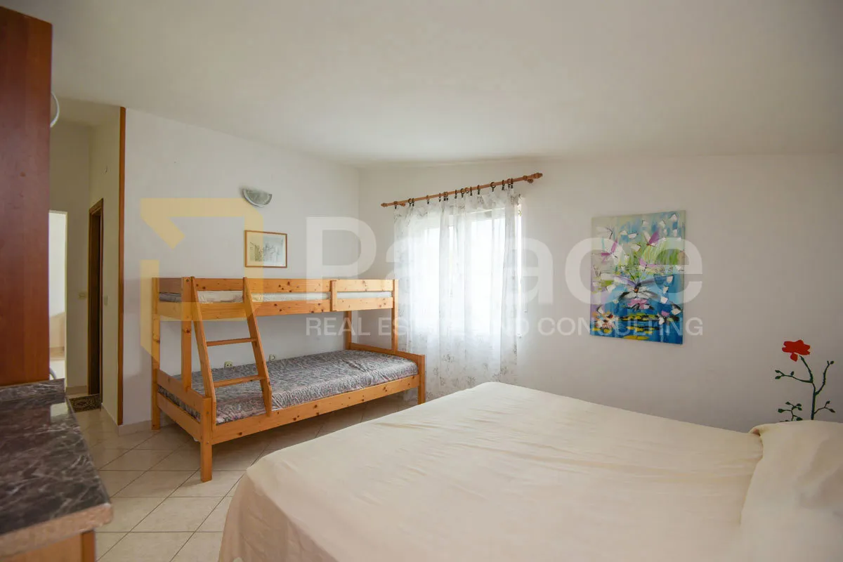 samostojeća kuća katnica s bazenom i pogledom na more, vodice 275 m2 - slika 29