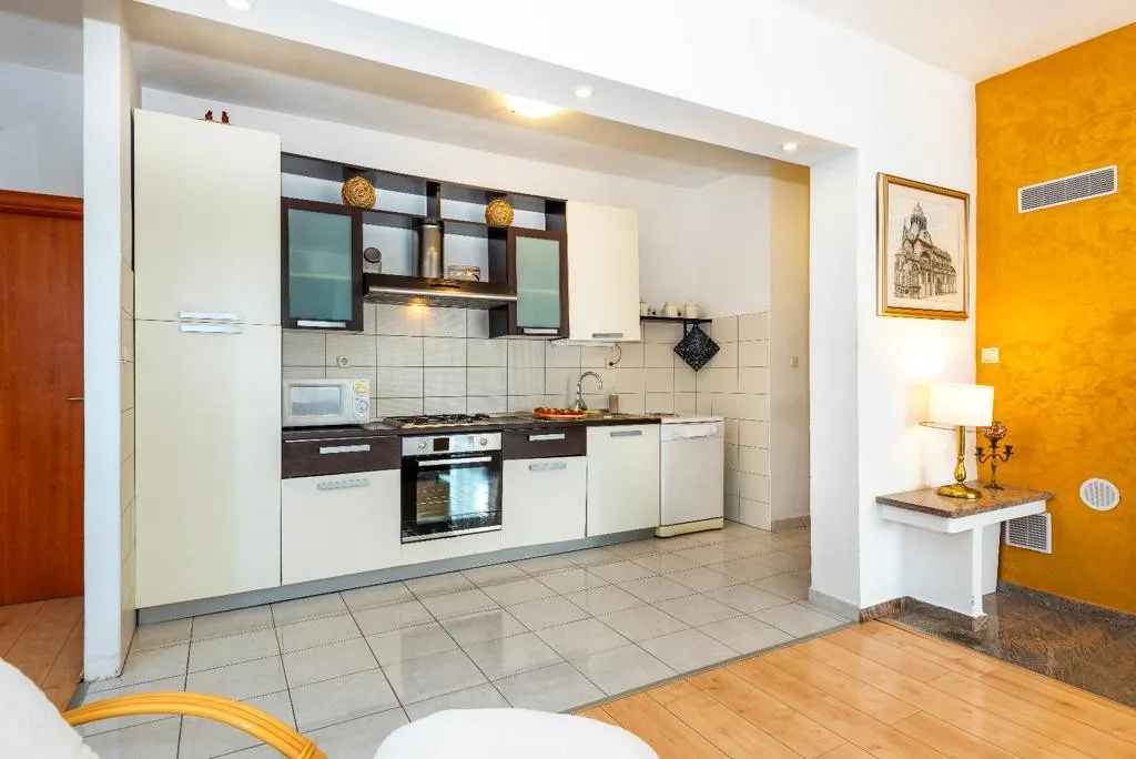 predivna kuća sa bazenom, lozovac, 320 m2 - slika 15