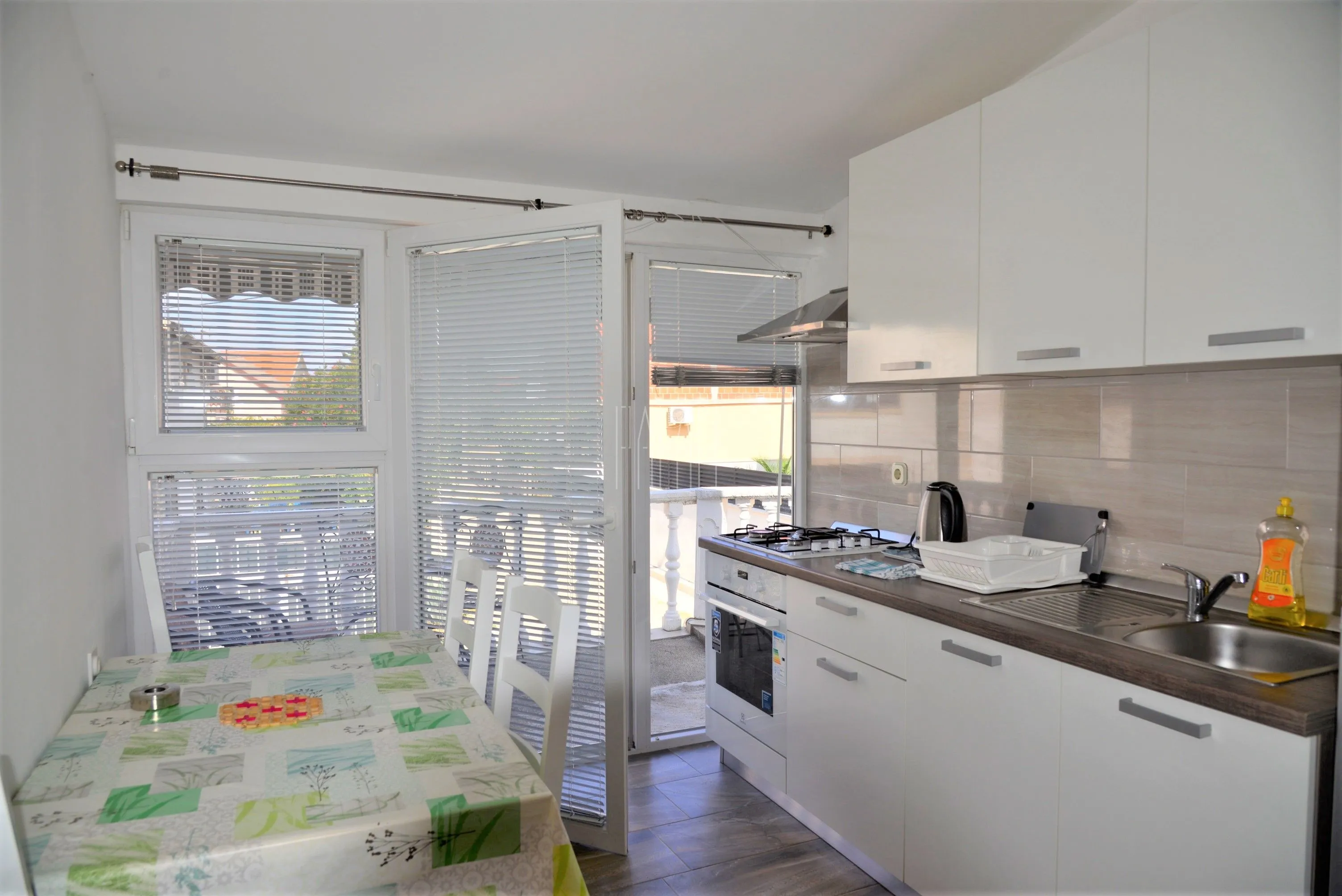 povoljno: kuća s 2 apartmana blizu mora, gornji karin, 126.00 m2 - slika 5