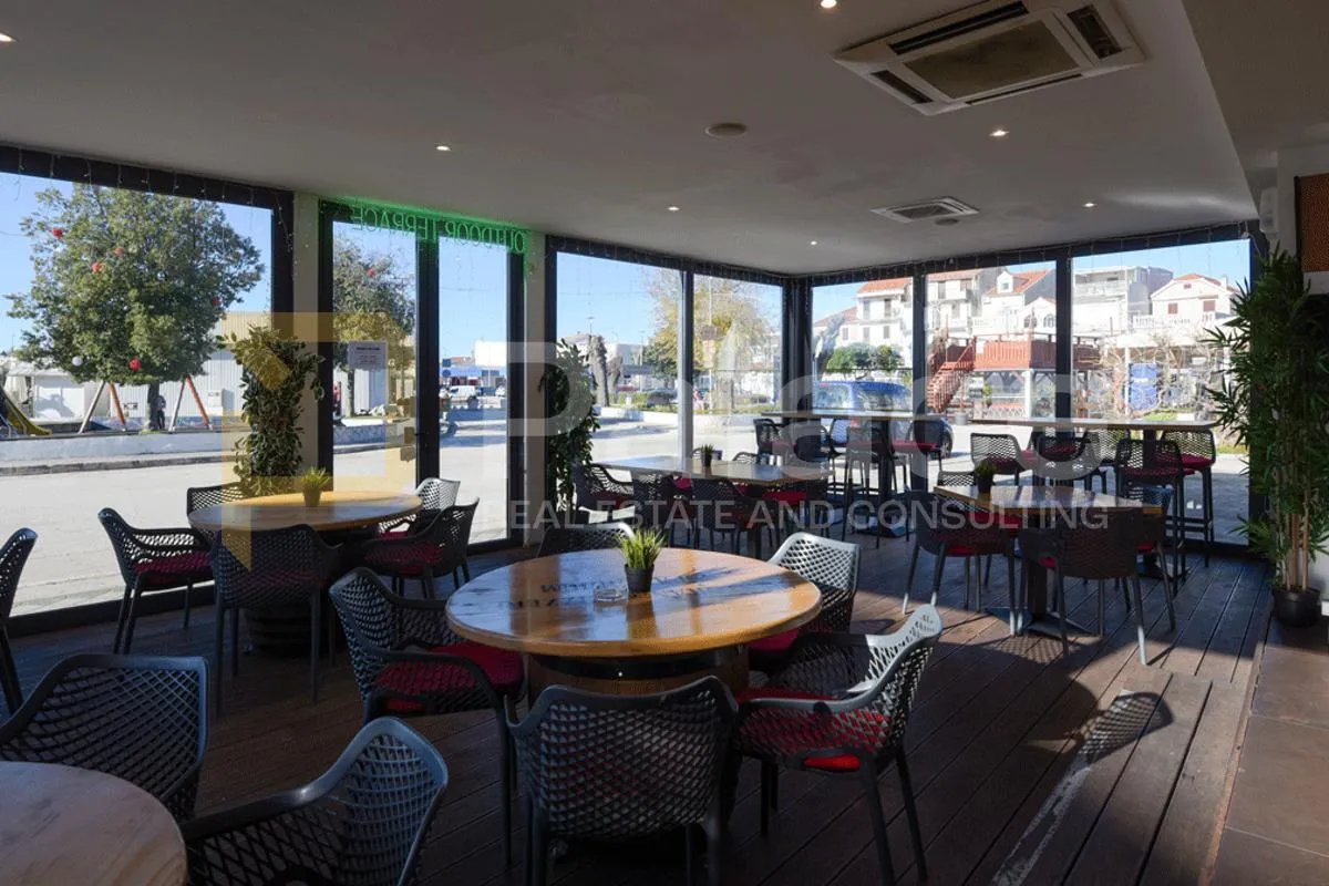 pirovac, centar: restoran s uhodanim poslovanjem i kuća, prvi red do mora - slika 2