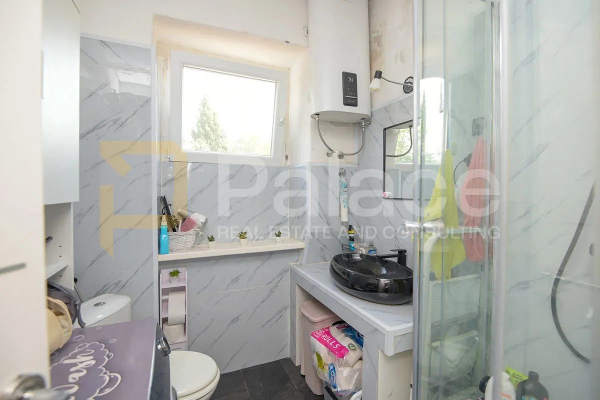 renoviran i skladno uređen stan u zgradi, mandalina 50 m2 - slika 11