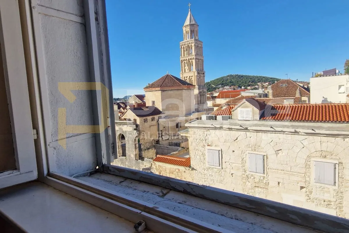 stan s veličanstvenim pogledom na rivu i dioklecijanovu palaču - slika 21