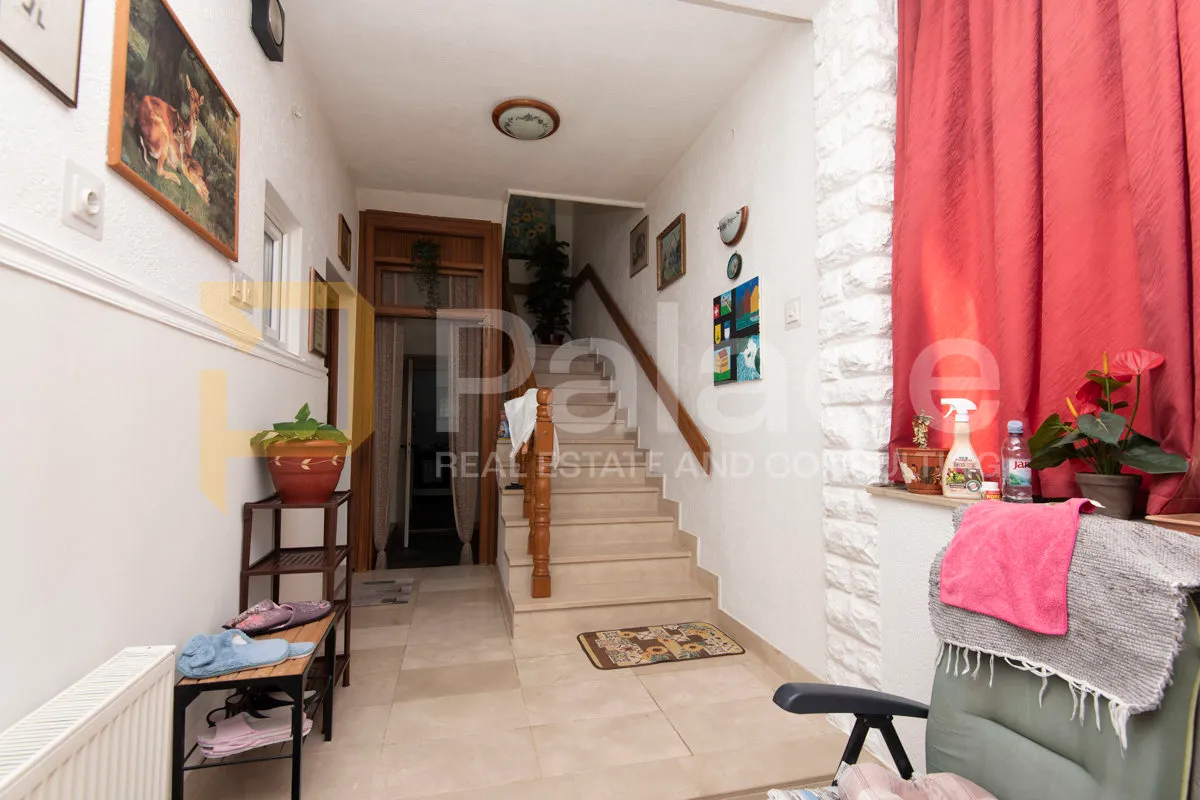 kuća s četiri stambene jedinice 325m2 - vodice - slika 7