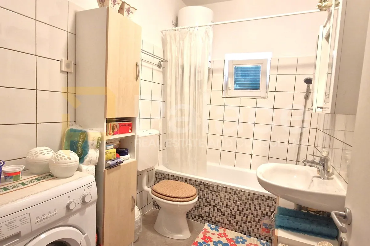 uređena prizemnica s velikim dvorištem, čista mala-vodice 120 m2 - slika 20