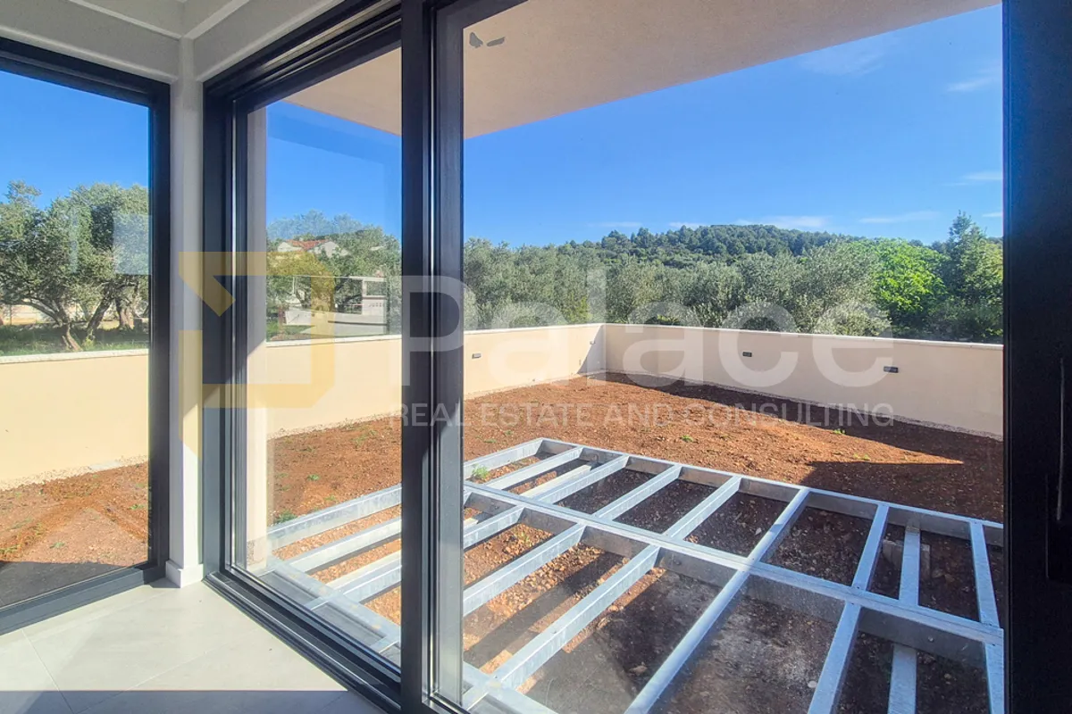 novogradnja duplex trosobni s dvorištem blizu mora, tisno 106 m2 - slika 8