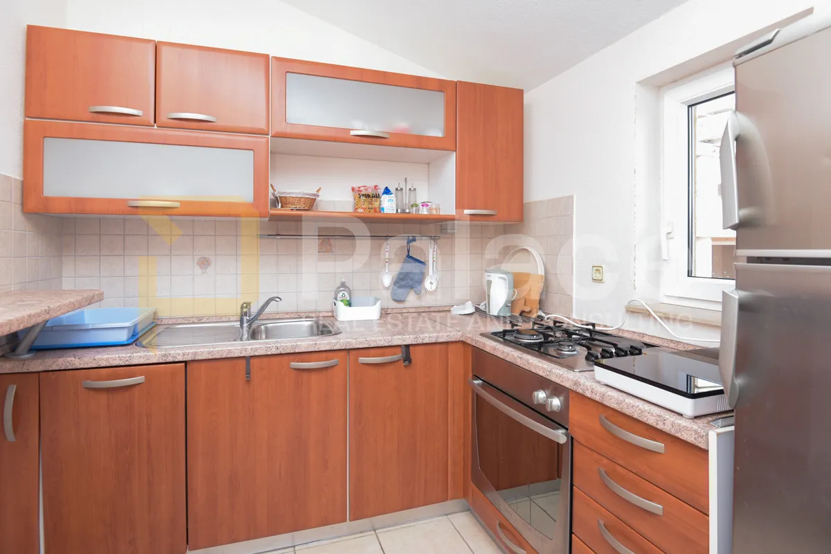 dvosoban stan za najam u zgradi s pogledom na more, rogoznica 74 m2 - slika 9