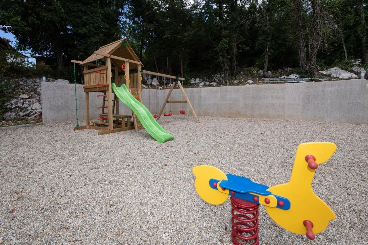 Prostrana kuća s velikom građevinskom okućnicom od 6000m2, Kastav