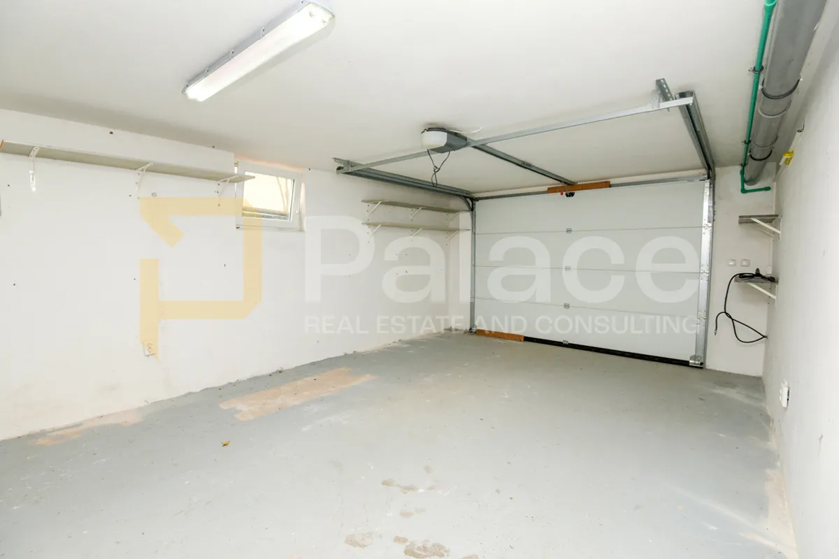 prekrasna kuća s 3 stana, pogledom i velikom okućnicom, vodice 370 m2 - slika 24