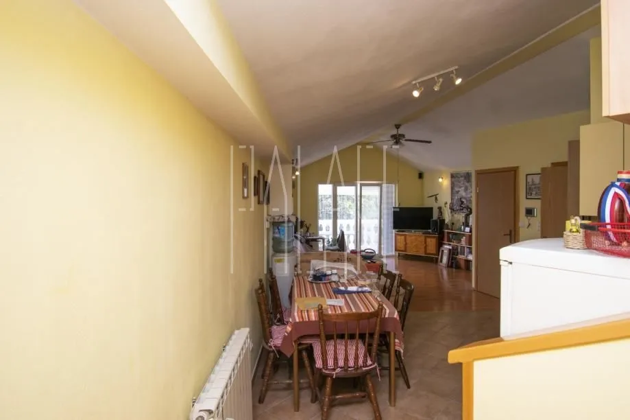 odlična kuća sa 2 stana i poslovnim prostorom u centru vodica, 254.00 m2 - slika 16