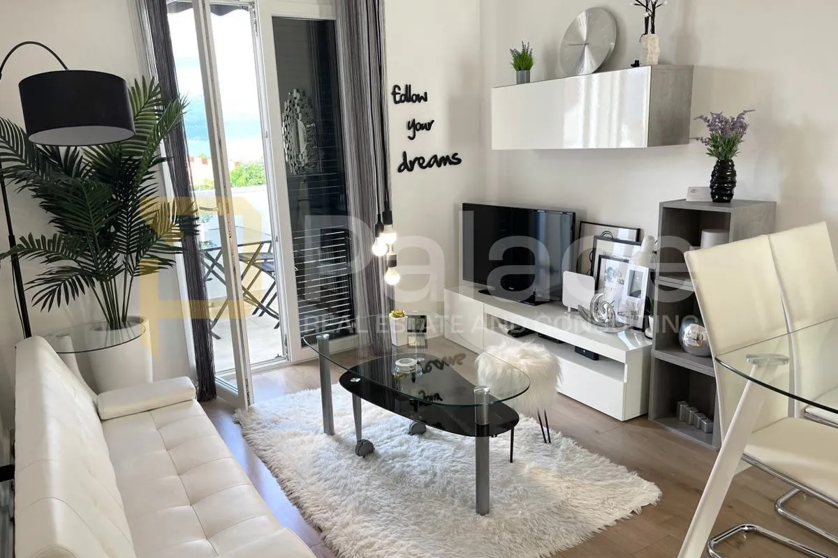 Novouređen stan u Supetru – 2 sobe, balkon, parking, pogled na more - Supetar