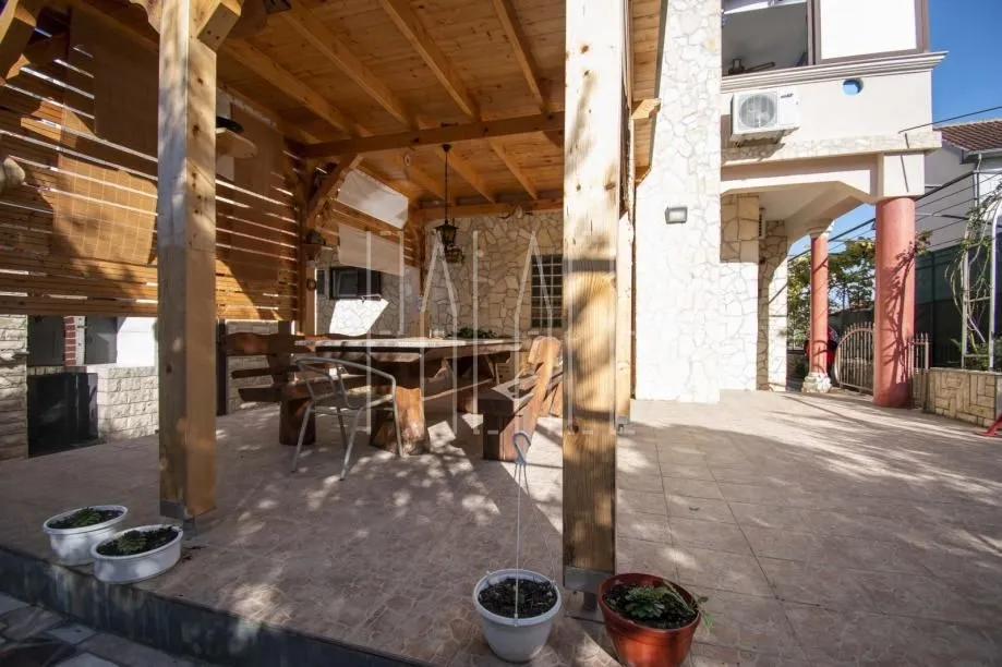 apartmanska kuća za zaljubljenike u turizam u vodicama, 980.00 m2 - slika 4