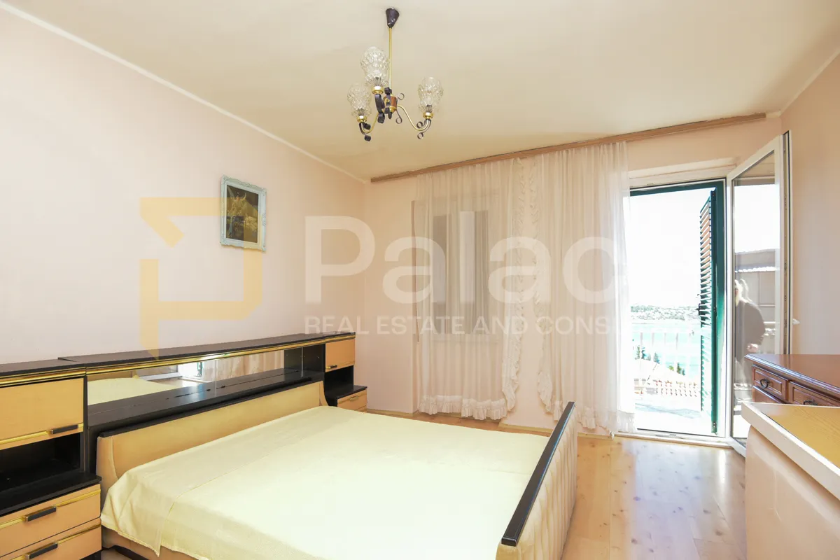 dvosoban stan u gradu sa predivnim pogledom na šibenski kanal, 63 m2 - slika 14