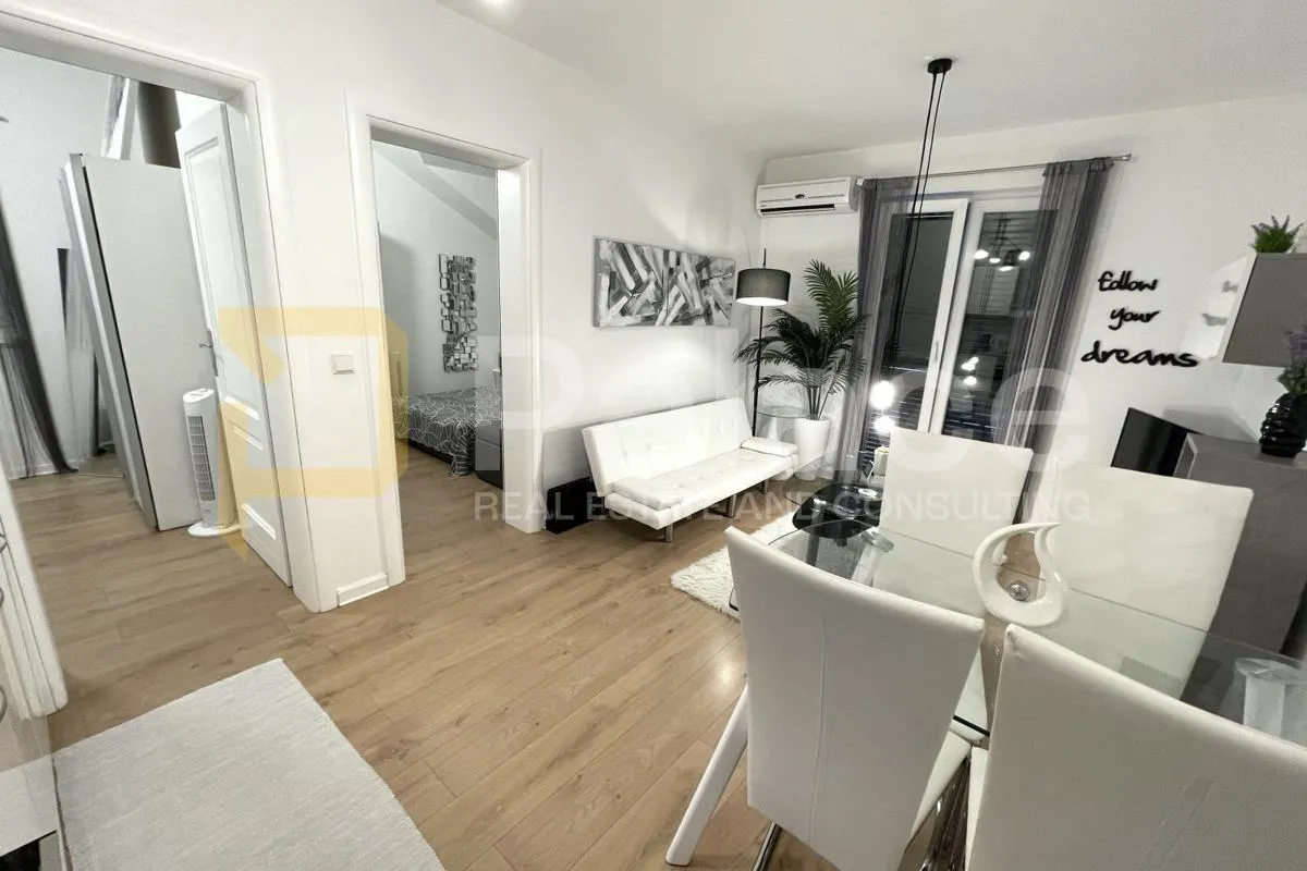 novouređen stan u supetru – 2 sobe, balkon, parking, pogled na more - slika 2