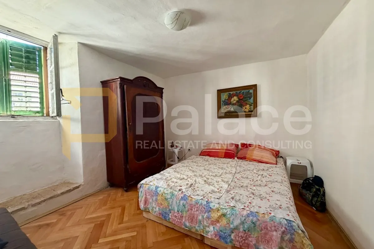 trosoban stan u srcu povijesne jezgre šibenika - slika 24