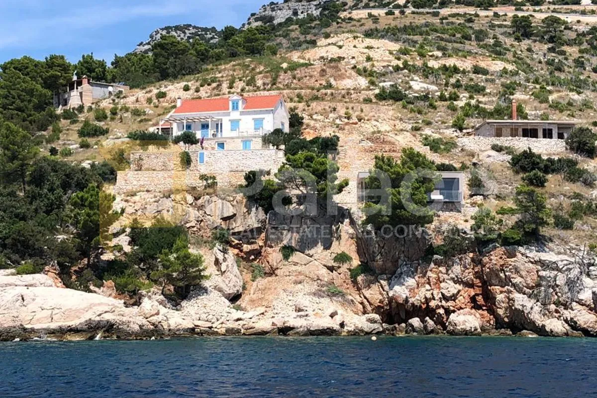 građevinsko zemljište na izuzetnoj lokaciji u uvali vela farska, brač - slika 2