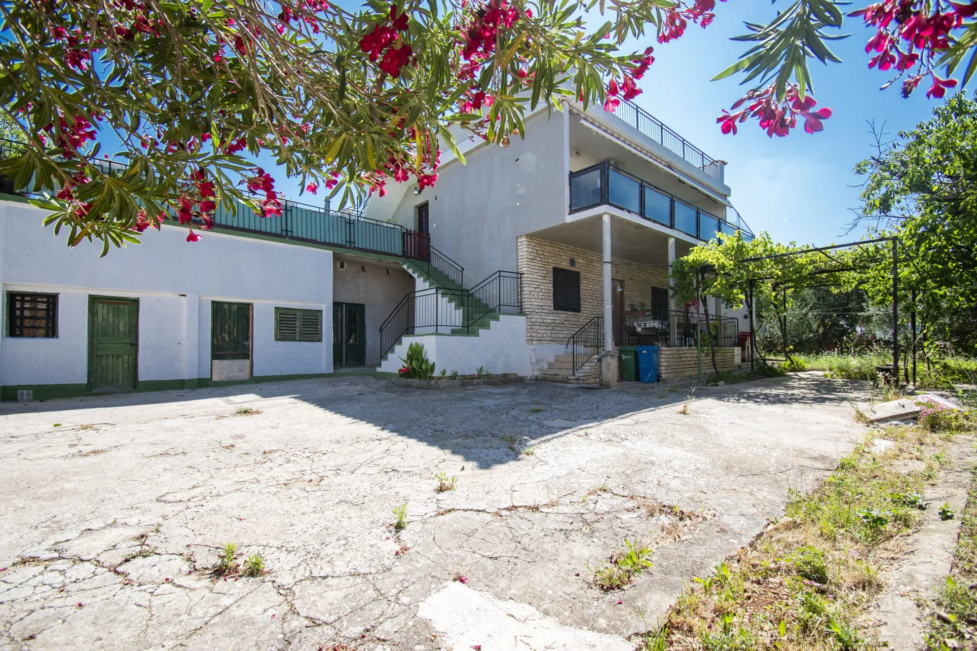 Predivna kuća nedaleko od mora, 284 m2 i dvorište 650 m2 - Brodarica, Šibenik